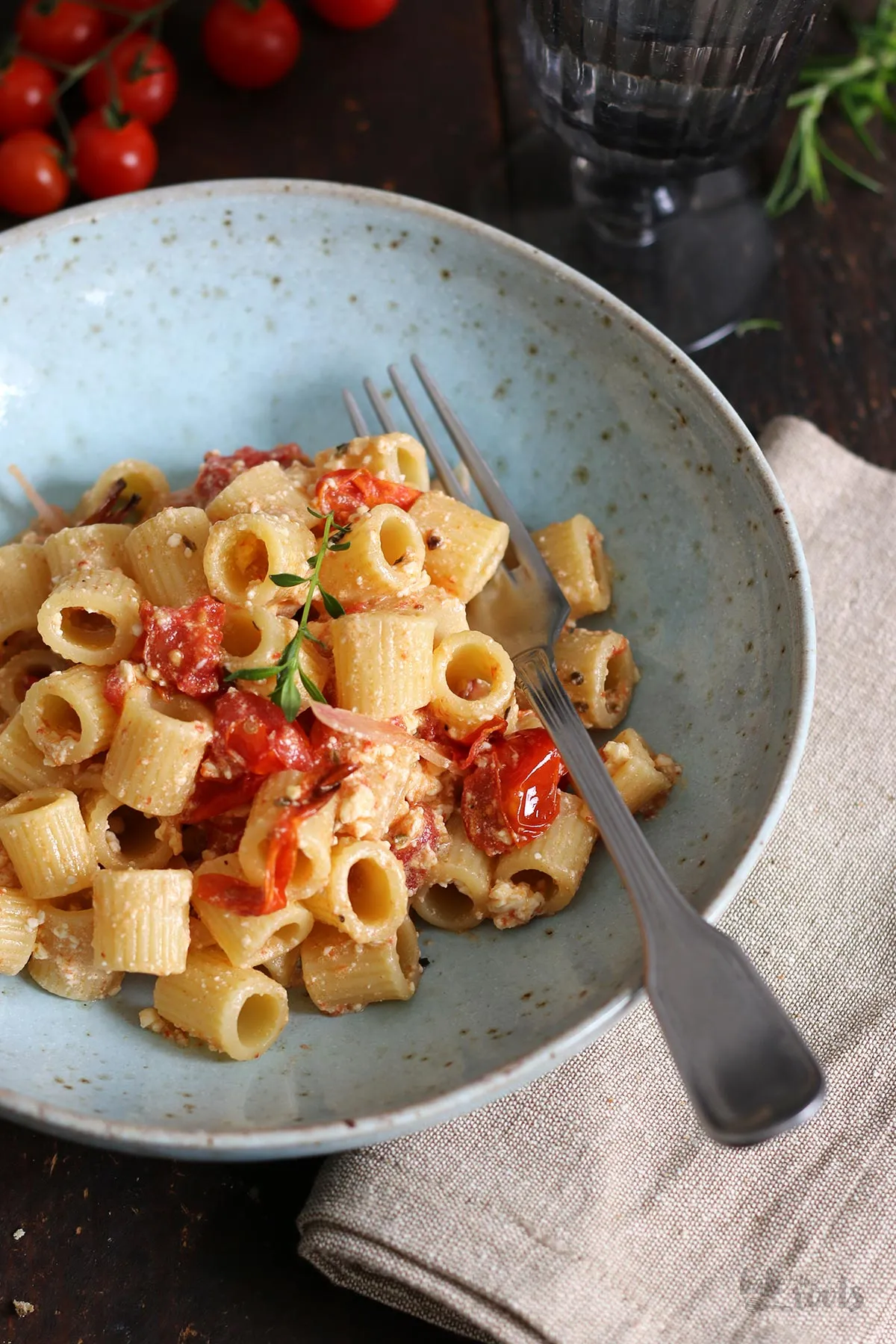 Eine Portion frisch zubereiteter Tomaten Feta Pasta auf einem Teller angerichtet
