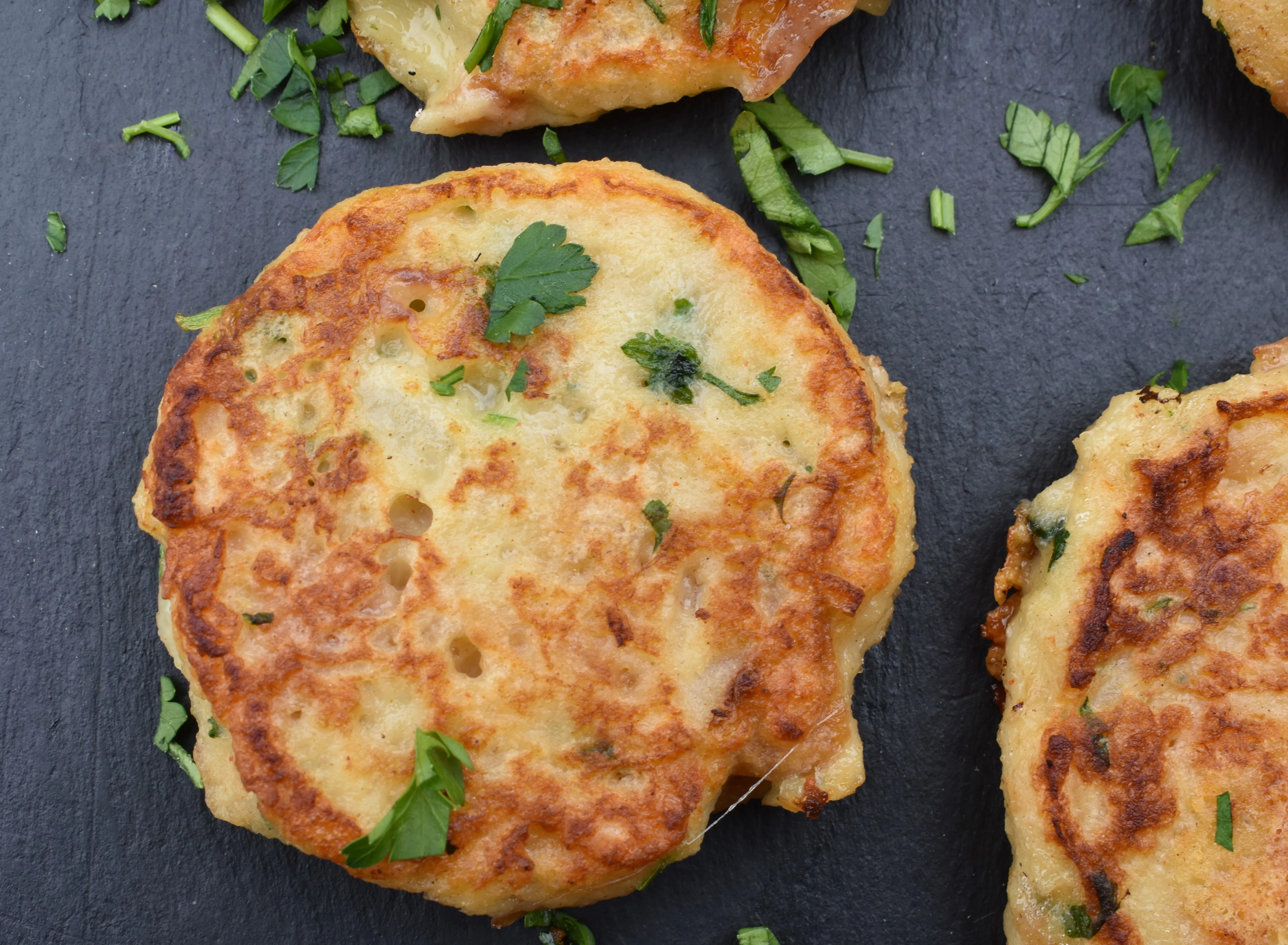Eine Portion Kaspressknödel, servierfertig und ideal für eine deftige Mahlzeit.