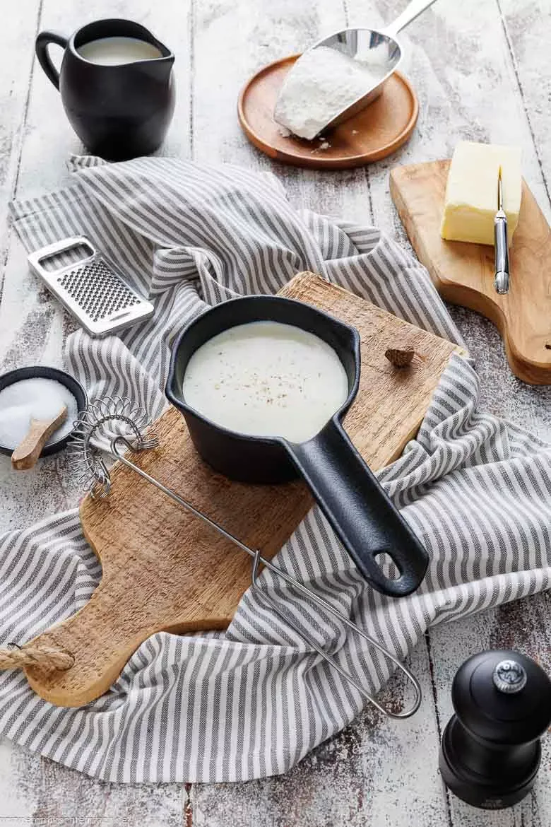 Eine Portion klassische Béchamelsauce, verfeinert und bereit zum Servieren, betont die wenigen Zutaten