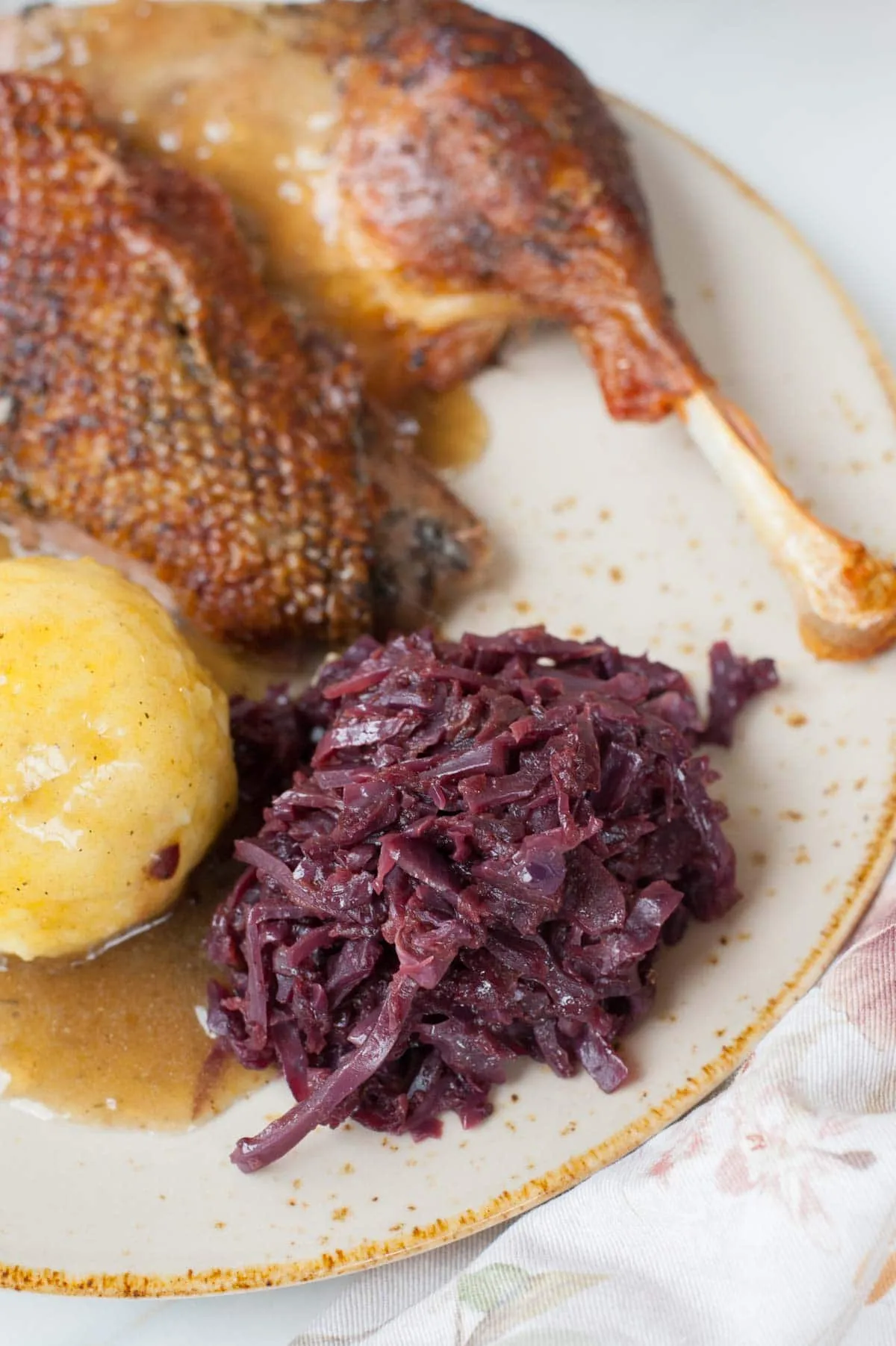 Eine Portion Rotkraut, serviert mit Gans und Kartoffelknödeln.