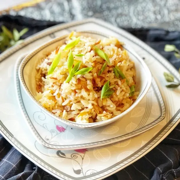 Eine Portion türkischer Reis auf einem Teller, servierfertig und von oben fotografiert.