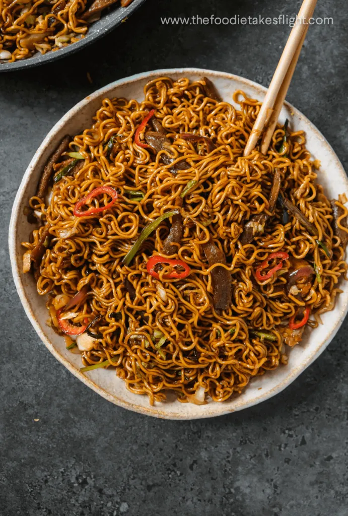 Eine Portion vegetarischer Mie Goreng Nudeln, reich an Gemüse und pflanzlichem Protein, ein perfektes einfaches Abendessen.