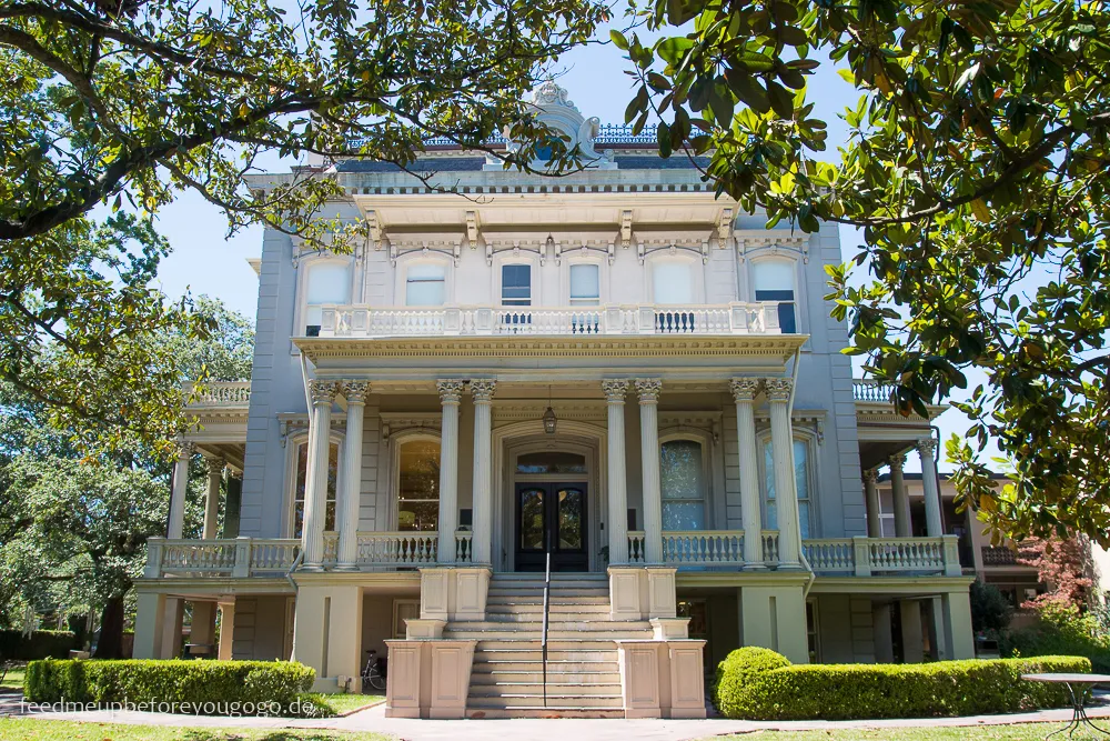 Eine prächtige Villa im Garden District von New Orleans, umgeben von üppigem Grün und typisch für die Architektur der Südstaaten.
