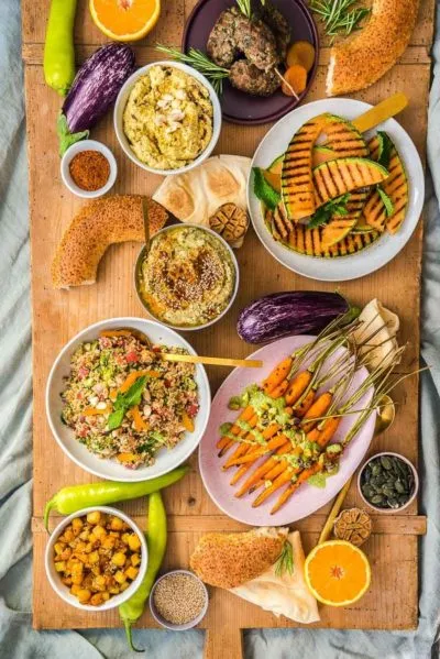 Eine reichhaltige Platte regionaler deutscher Spezialitäten mit Dips, kleinen Fleischbällchen und Salaten