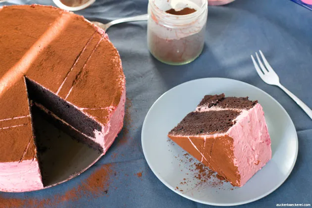 Eine reichhaltige Schoko-Himbeer-Torte, ein beliebter Klassiker für Geburtstagsfeiern in Deutschland.