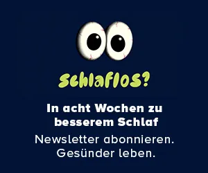 Eine reife Papaya, aufgeschnitten, mit sichtbaren Kernen und saftigem Fruchtfleisch.