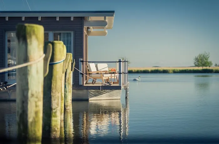 Eine Reihe von schwimmenden Suiten liegt vor der Küste von Usedom. Sie schweben ruhig auf dem klaren Wasser des Meeres, umgeben von einem endlosen Horizont und einem sanften blauen Himmel.