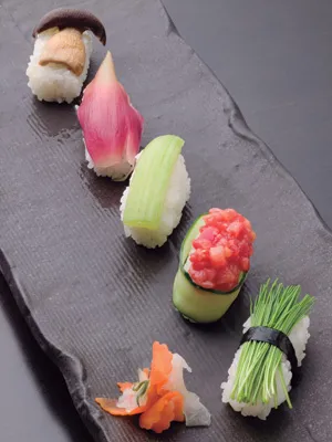 Eine Reihe von vegetarischem Sushi: Pilz, Myoga-Ingwer, Sellerie und Tomaten-Gunkan