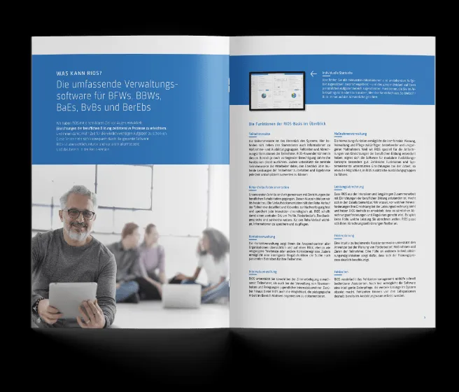 Eine RIOS Magazin/Broschüre liegt offen auf einem Tisch und lädt zum Lesen ein.