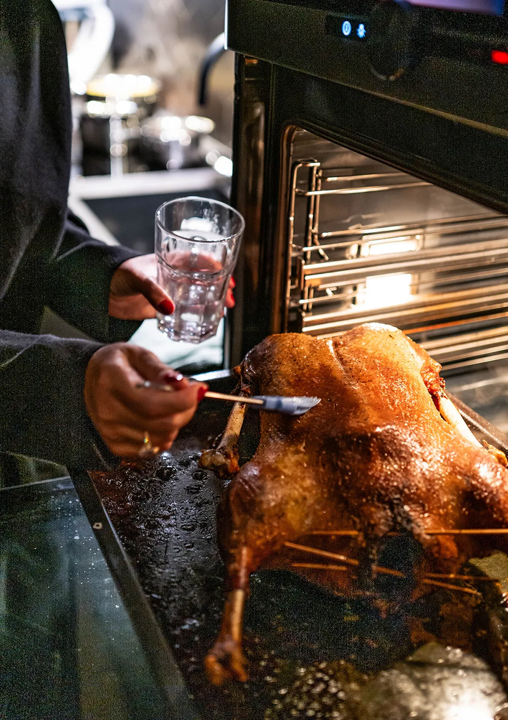 Eine rohe Gans, vorbereitet und gefüllt, liegt auf einem Backblech bereit zum Braten
