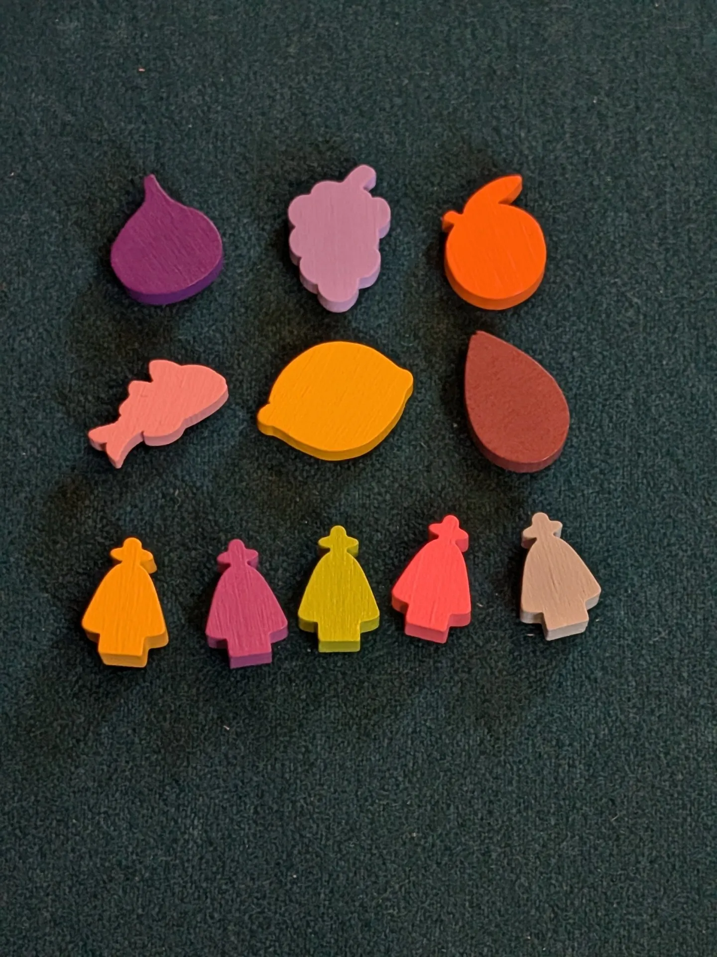 Eine Sammlung traditioneller deutscher Kochbücher und Utensilien, die die Geschichte und Entwicklung der deutschen Esskultur dokumentieren und Inspiration für &quot;finca essen&quot; im deutschen Stil bieten.