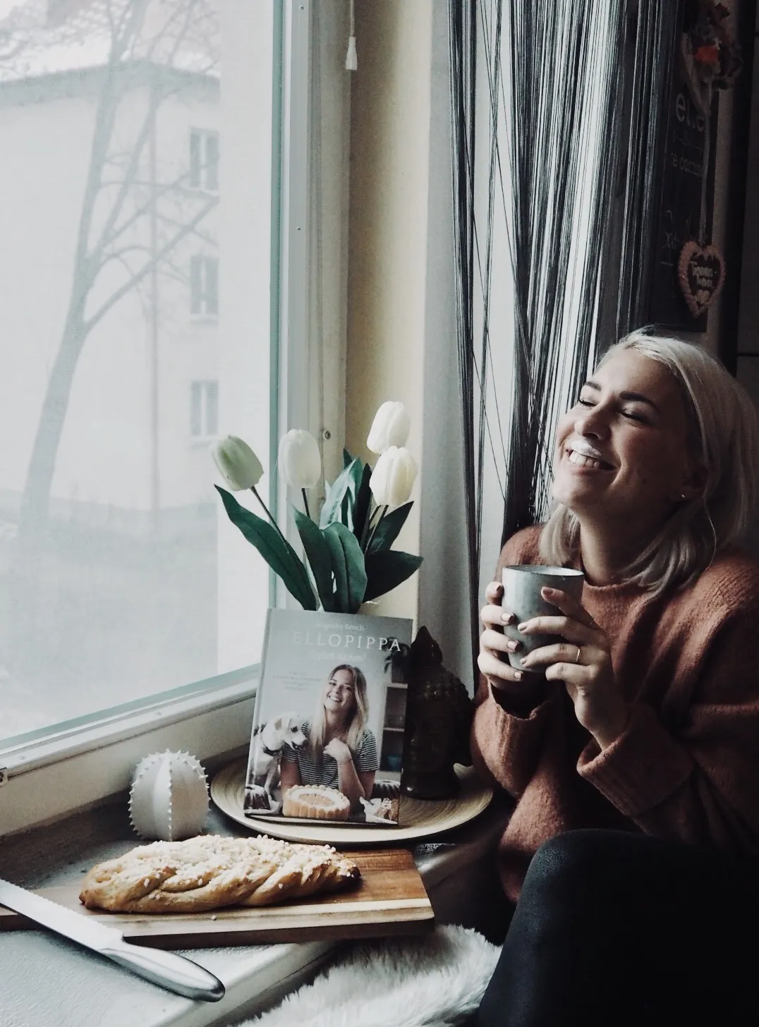 Eine Sammlung von Backbüchern und Zutaten, die Inspiration für einfache Backprojekte bieten