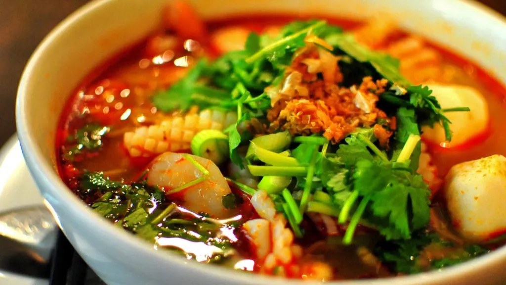 Eine sauer-scharfe Suppe mit Garnelen