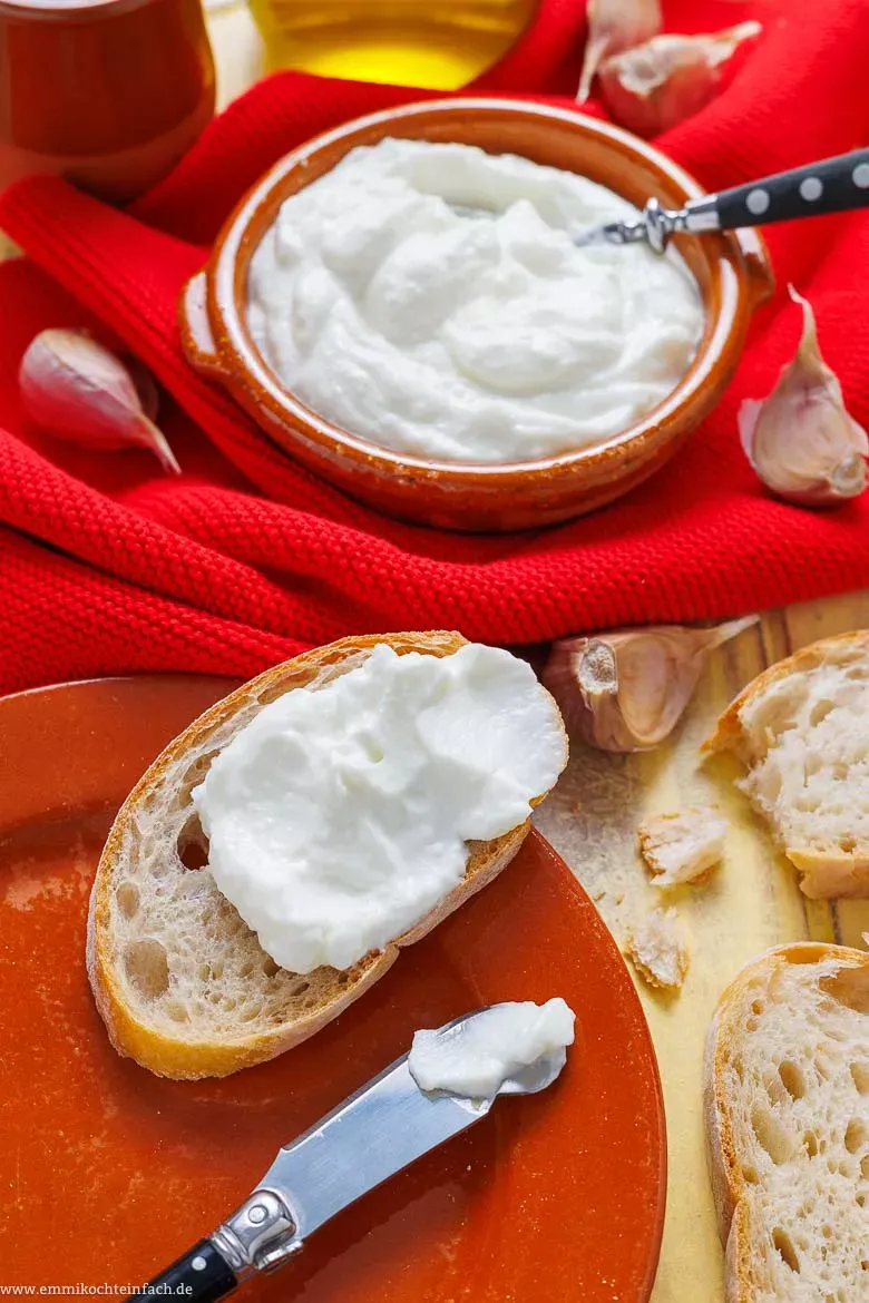 Eine Schale mit perfekt zubereiteter Aioli ohne Ei, ideal zum selber machen und Anrichten mit Brot.