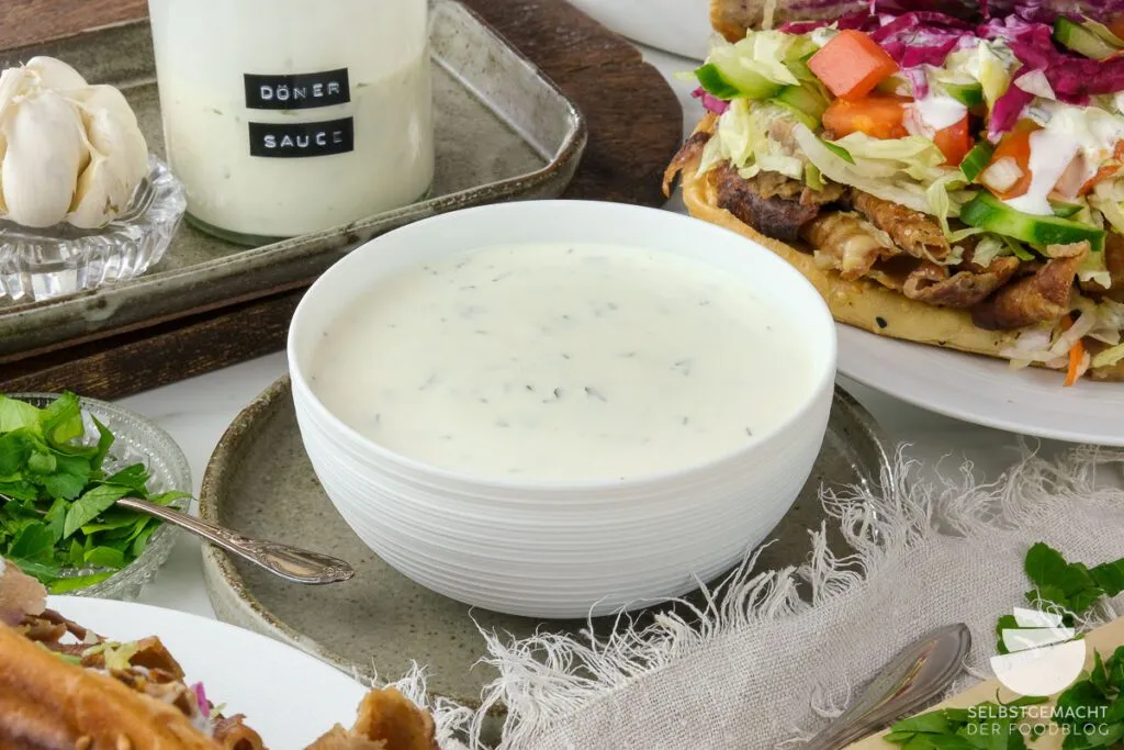 Eine Schale mit perfekt zubereiteter weißer Dönersoße, bereit zum Servieren.