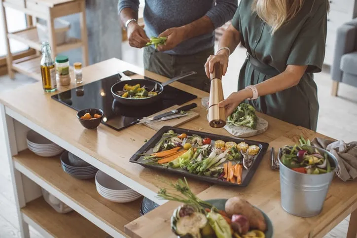 Eine Schale mit verschiedenen ballaststoffreichen Lebensmitteln wie Bohnen, Beeren und Avocados, wichtig für eine gesunde Verdauung und die Darm-Detox.