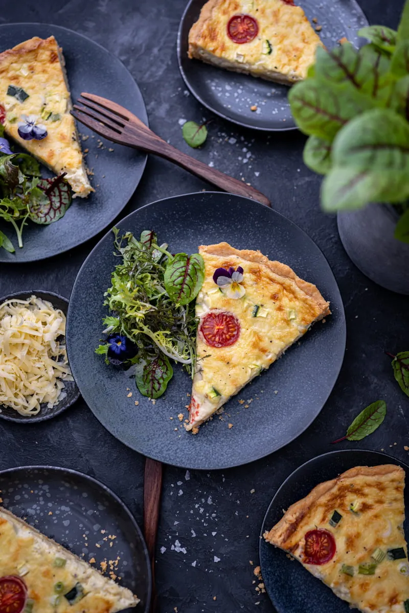 Eine Scheibe cremige Käse-Quiche, perfekt für Ihre Silvesterfeier