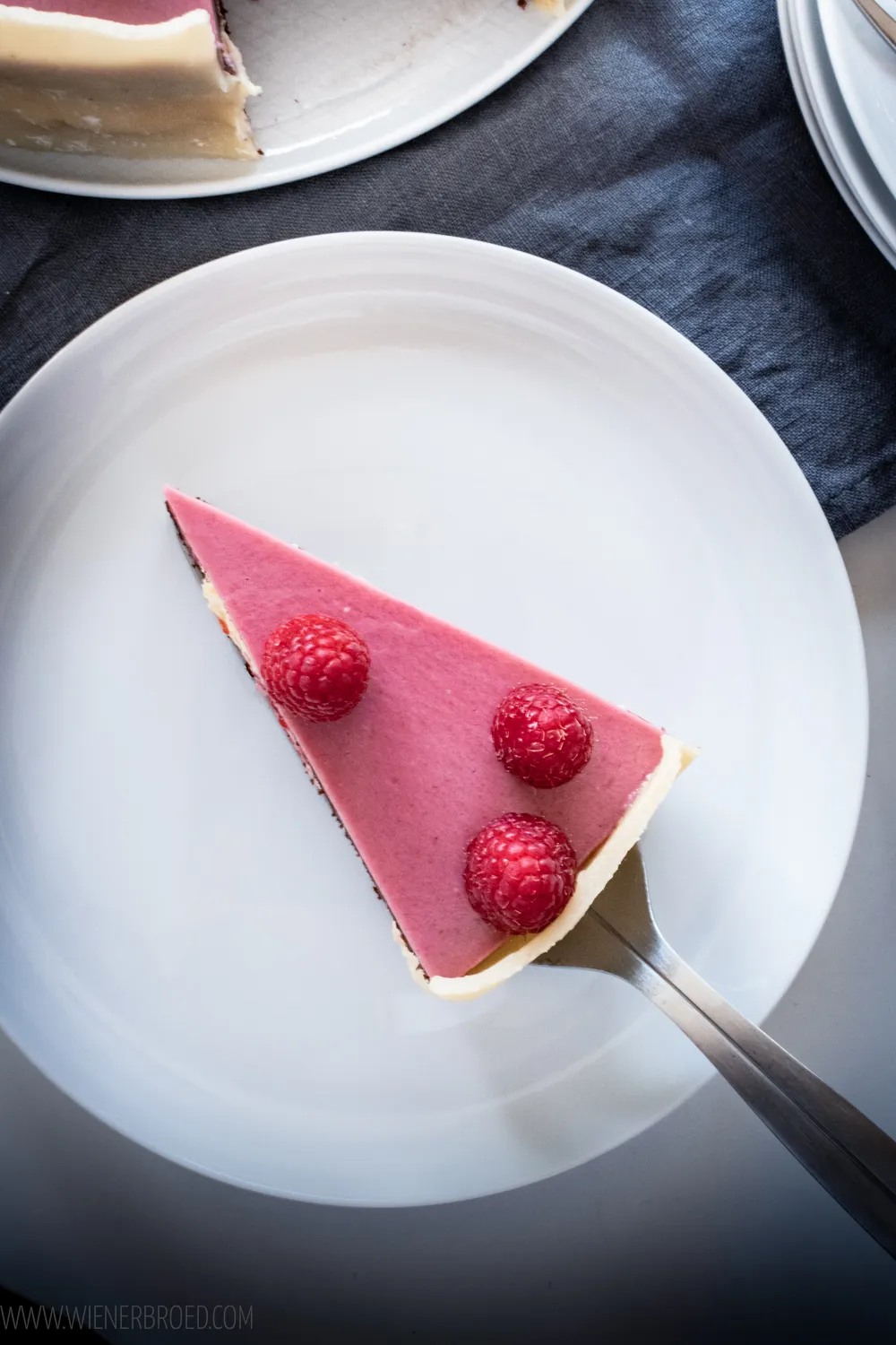 Eine Scheibe des dänischen Geburtstagskuchens, Lagkage, auf einem Teller serviert, mit Fokus auf die cremige Füllung