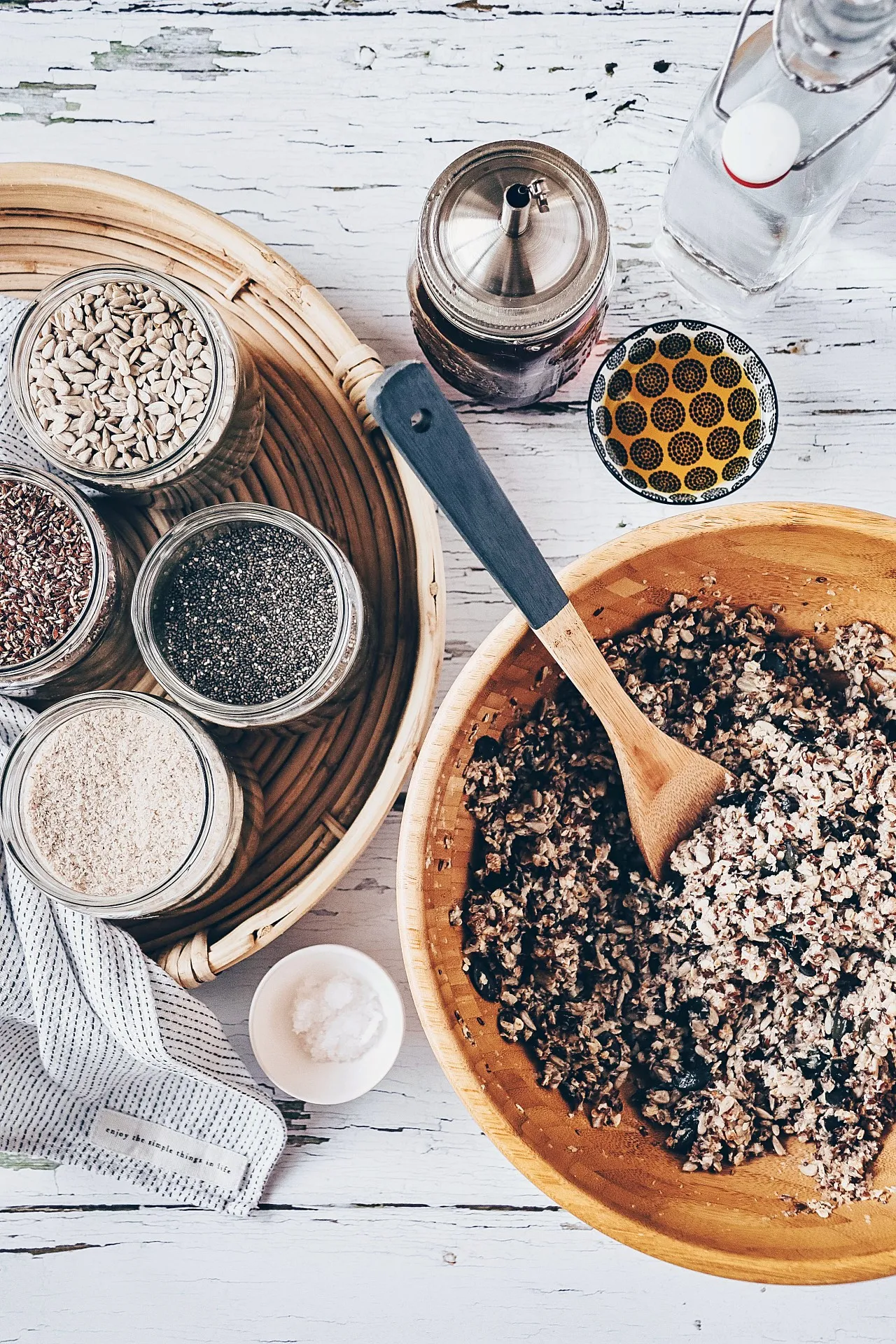 Eine Scheibe des nährstoffreichen Flohsamenschalen-Brotes ohne Mehl, belegt mit frischen Zutaten, als Beispiel für einen gesunden Snack.