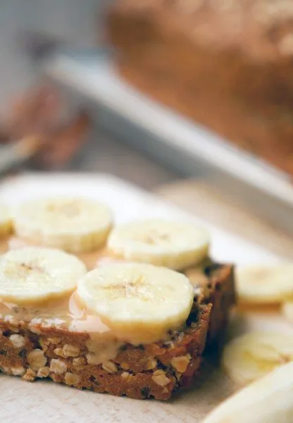 Eine Scheibe Dinkel-Vollkornbrot belegt mit Erdnussbutter und frischen Bananenscheiben.