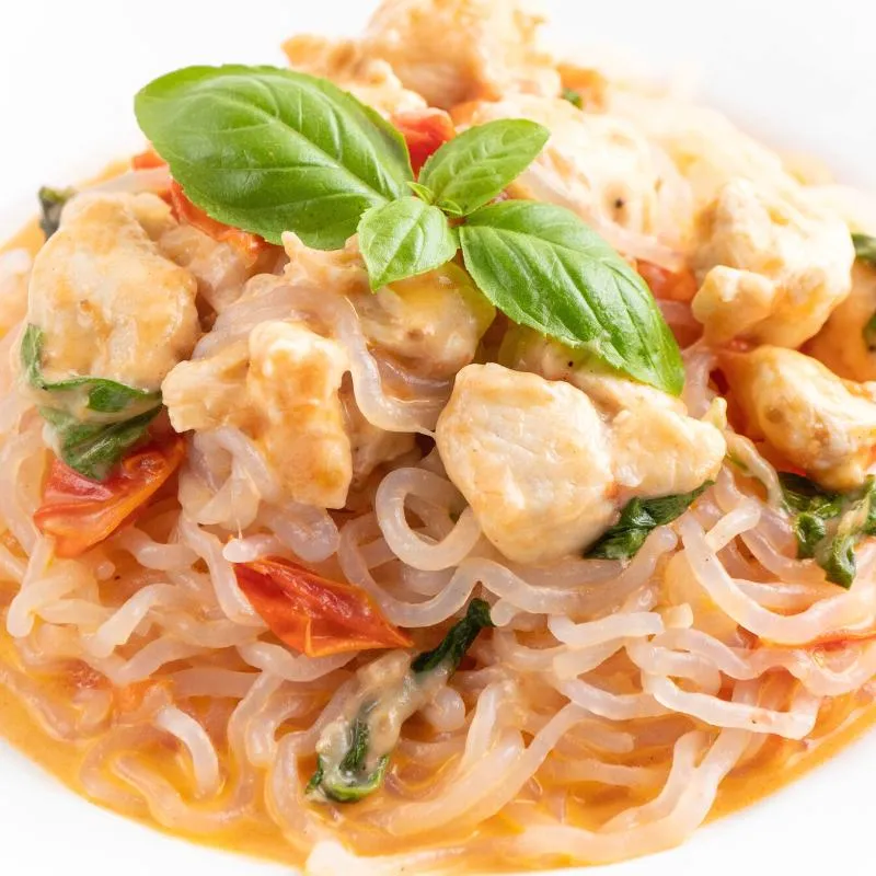 Eine Schüssel mit Basilikum-Hähnchen-Pasta, eine schnelle und einfache Mahlzeit.