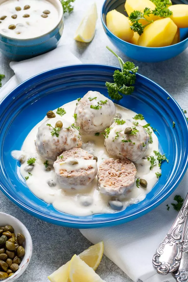 Eine Schüssel mit frisch zubereitetem, rohem Hackfleisch für die Königsberger Klopse.
