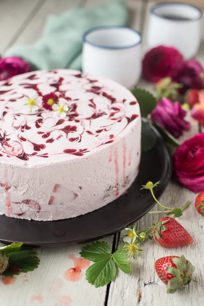 Eine Schüssel mit pürierten Erdbeeren und eine zweite Schüssel mit Joghurt-Sahne-Creme, bereit zur Vermischung für die Tortenfüllung