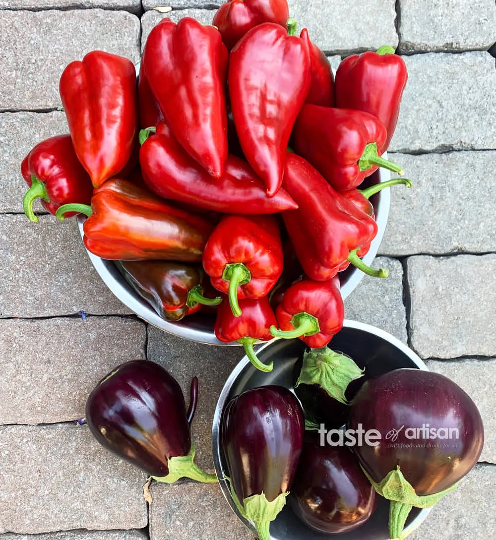 Eine Schüssel mit süßen Ajvarski-Paprika und Aubergine.