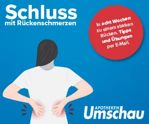 Eine Schwangere mit ihrem Partner, beide halten eine Babyflasche.