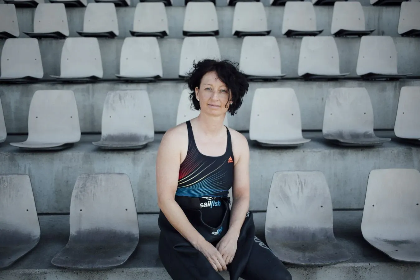 Eine Schwimmlehrerin und eine erwachsene Schülerin im Schwimmbad, die an der Technik arbeitet