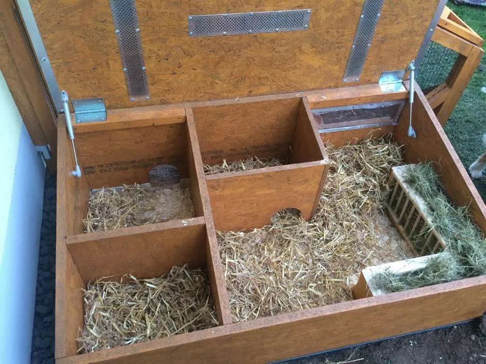 Eine selbstgebaute, gut isolierte Schutzhütte für Meerschweinchen mit einem kleinen Eingang