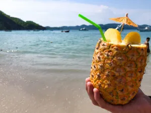 Eine tropische Piña Colada in einem Glas, garniert mit Ananas und einer Kirsche