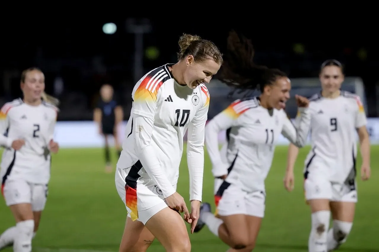 Eine U23-Frauenfußballspielerin des deutschen Teams jubelt nach einem Tor.