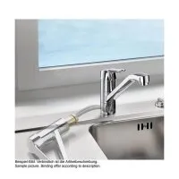 Eine Übersichtstabelle mit den Spezifikationen verschiedener Vorfenster-Küchenarmaturen, die die Unterschiede in Bedienung, Oberfläche und Betriebsart hervorhebt.