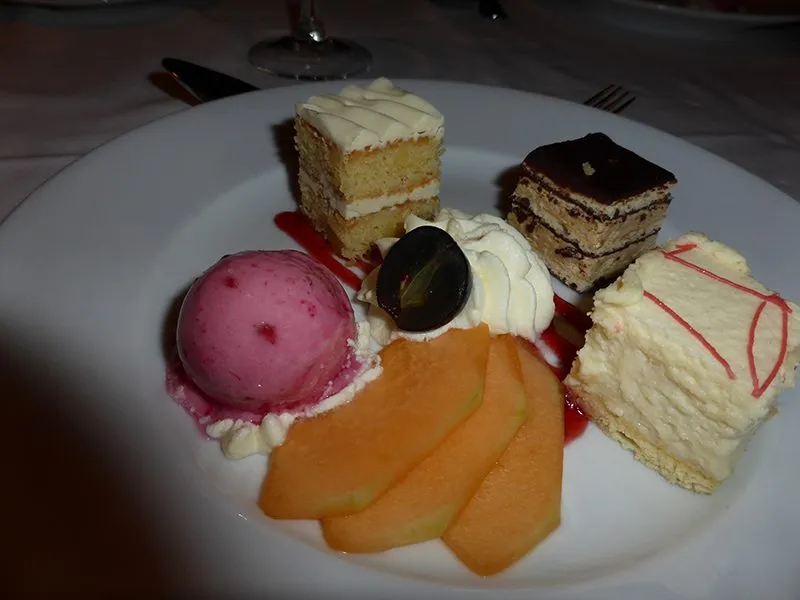 Eine verlockende Auswahl an Dessertspezialitäten, die die süßen Gelüste befriedigen.