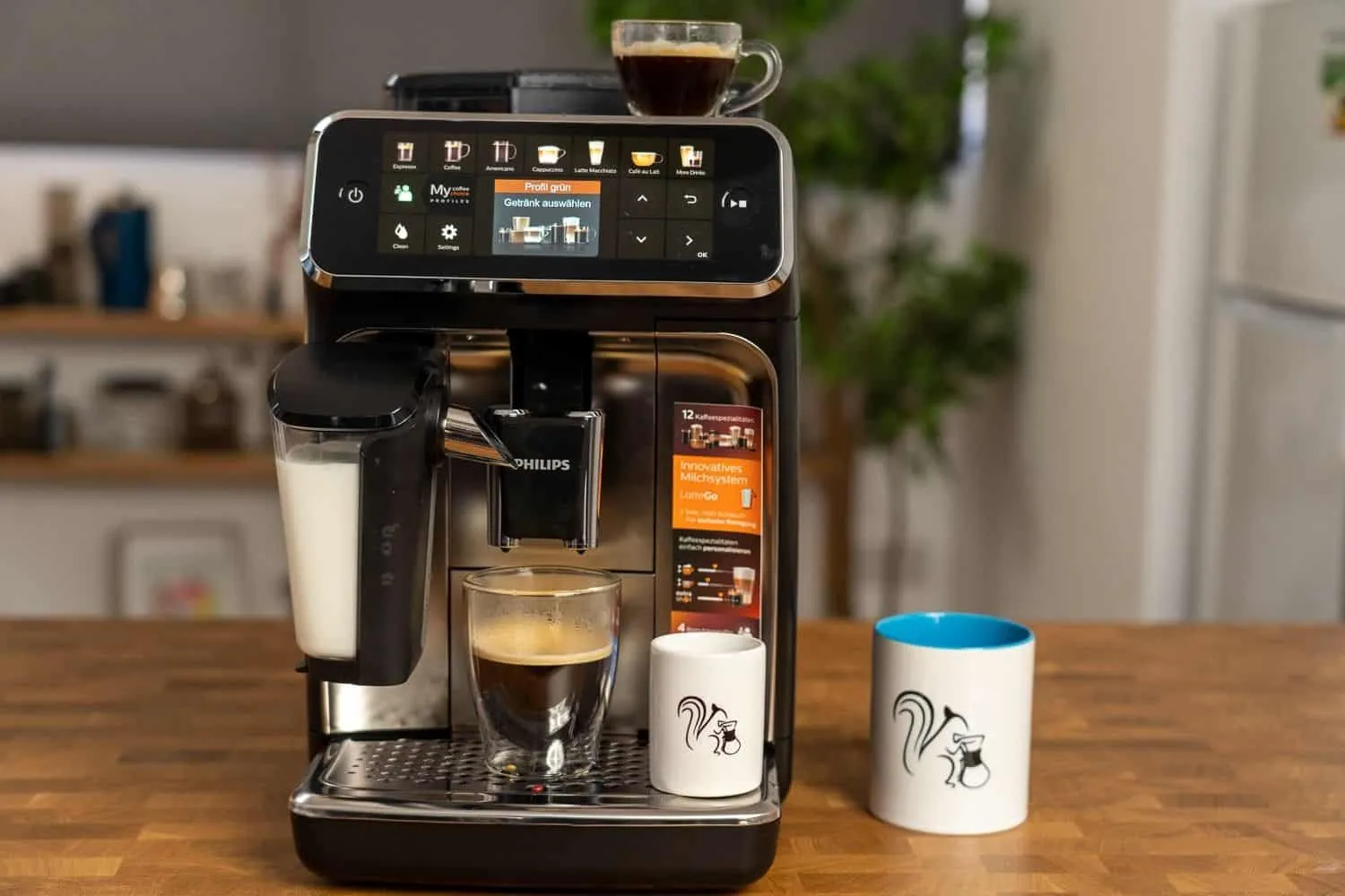 Eine Vorderansicht der Philips 5400 LatteGo Kaffeevollautomat mit Getränken.