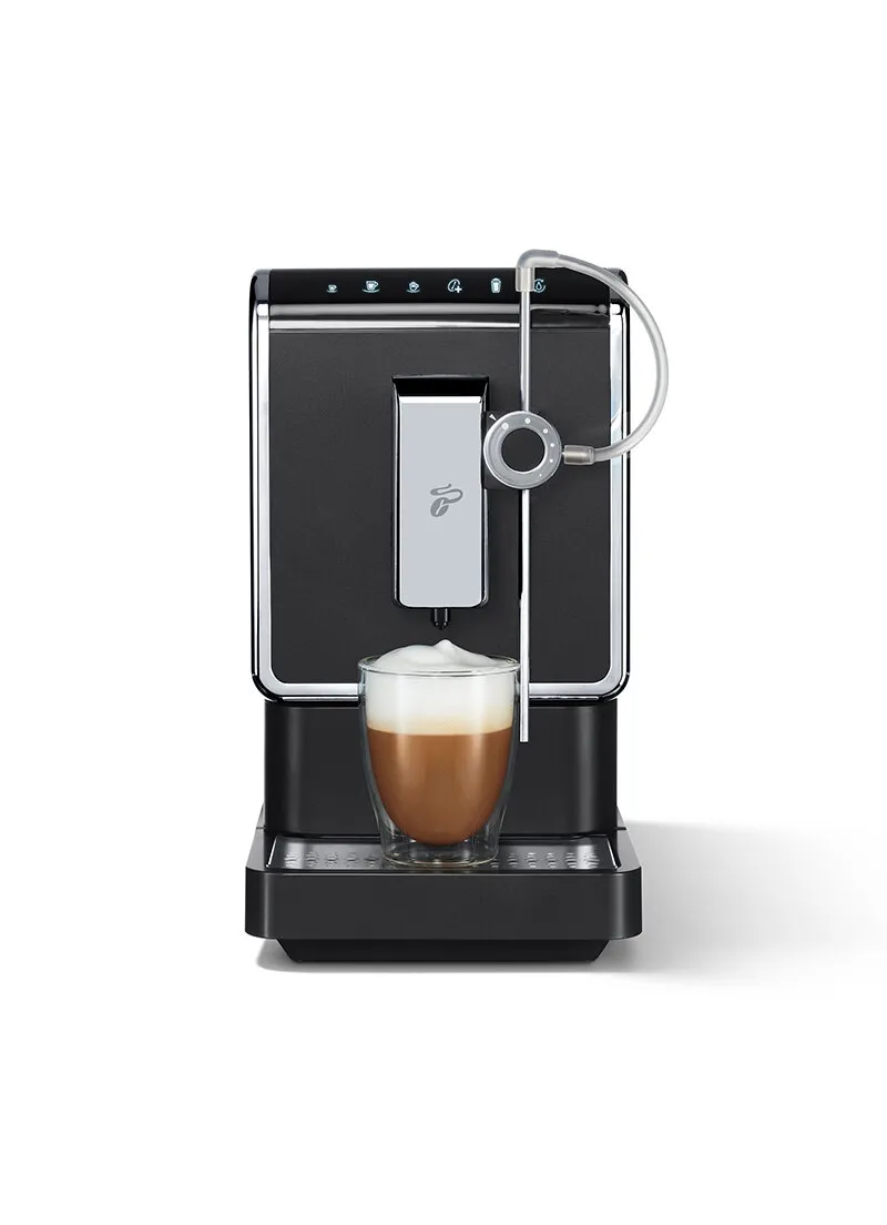 Eine weiße Tchibo Esperto One Touch Milk Kaffeemaschine als Freisteller, um die verschiedenen Modelle der Tchibo Vollautomaten hervorzuheben, die regelmäßig entkalkt werden müssen.