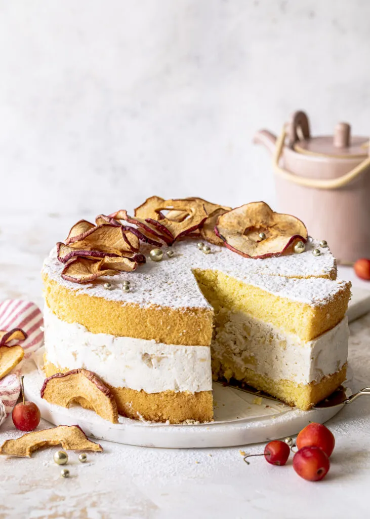 Eine weitere Ansicht der Bratapfel-Käse-Sahne-Torte, festlich dekoriert.