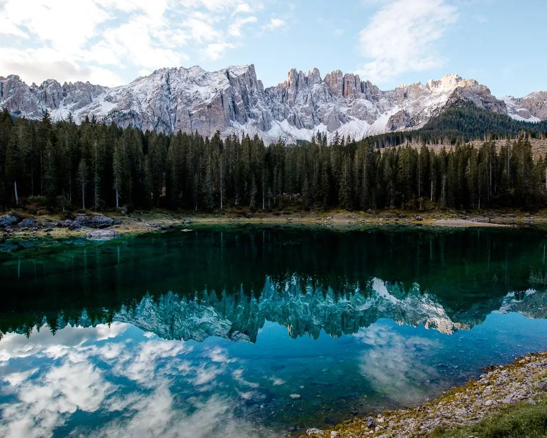 Eine weitere Ansicht der Wanderwege im Rosengarten in Südtirol, die die majestätische Schönheit der Dolomiten zeigt.