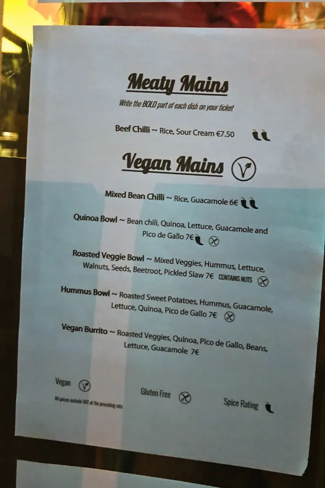 Eine weitere Bowl mit ähnlichen Zutaten wie Hummus, Guacamole und Gemüse, appetitlich angerichtet