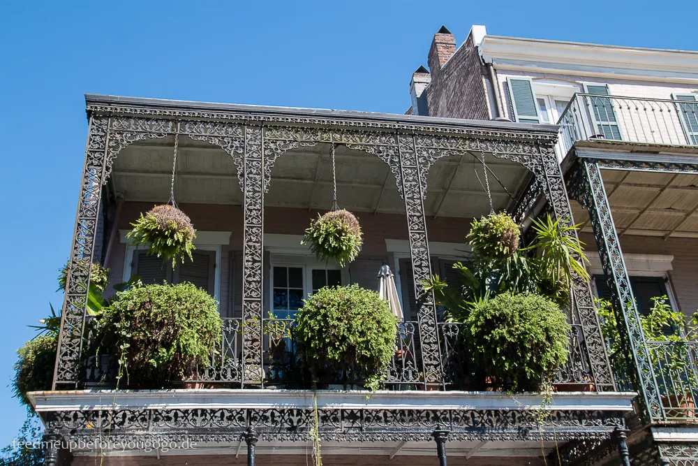 Eine weitere Szene aus dem French Quarter, die die charakteristischen farbigen Gebäude und die entspannte Atmosphäre zeigt.