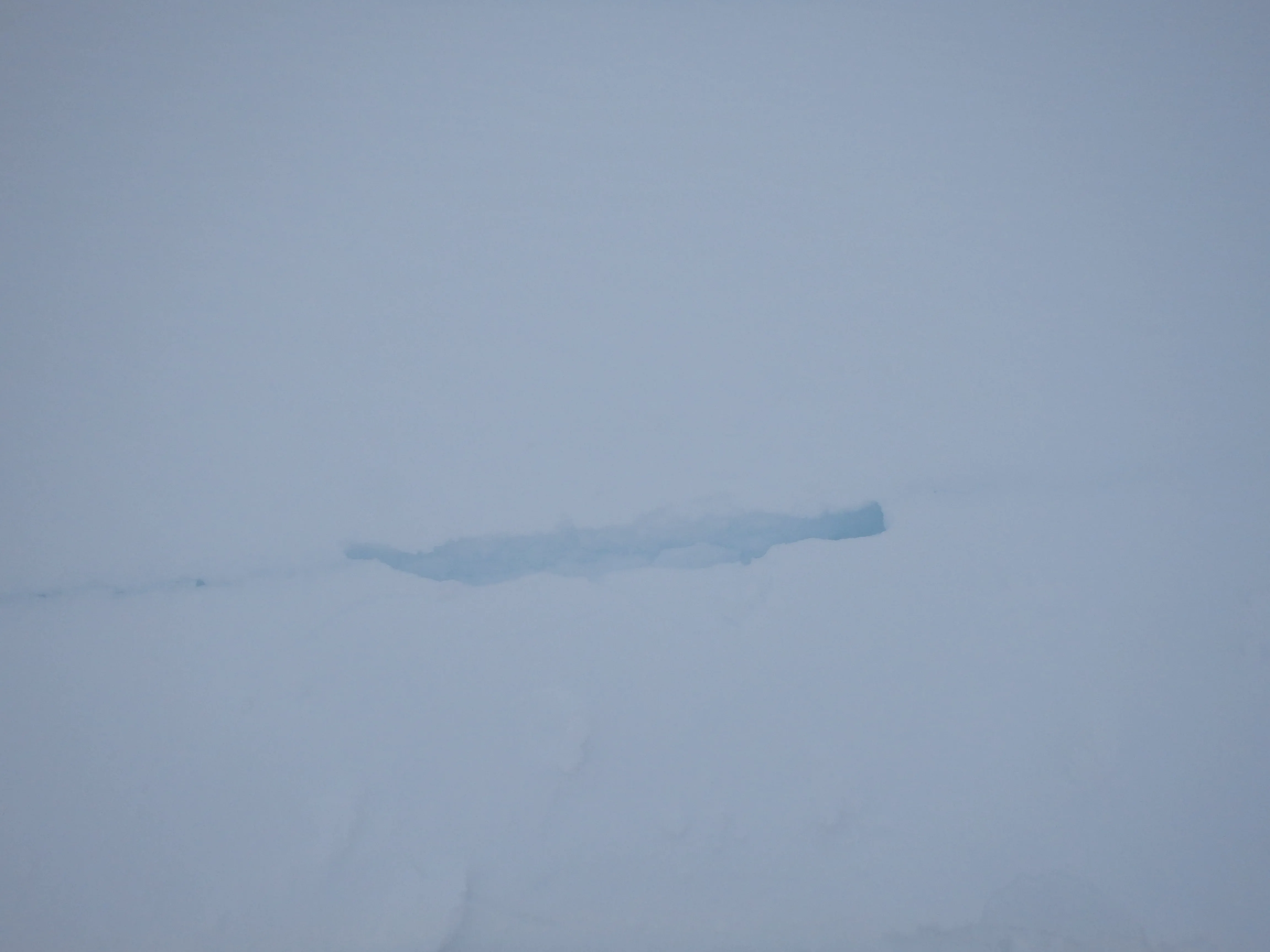 Eine winzige Bergschrund, kaum sichtbar aber gefährlich