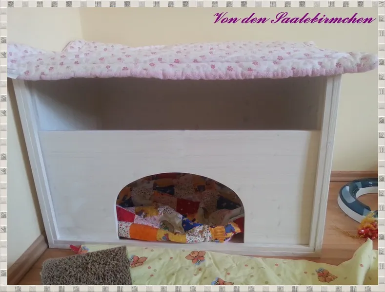 Eine Wurfkiste Katze mit einer größeren Öffnung, die Kitten zum Erkunden einlädt