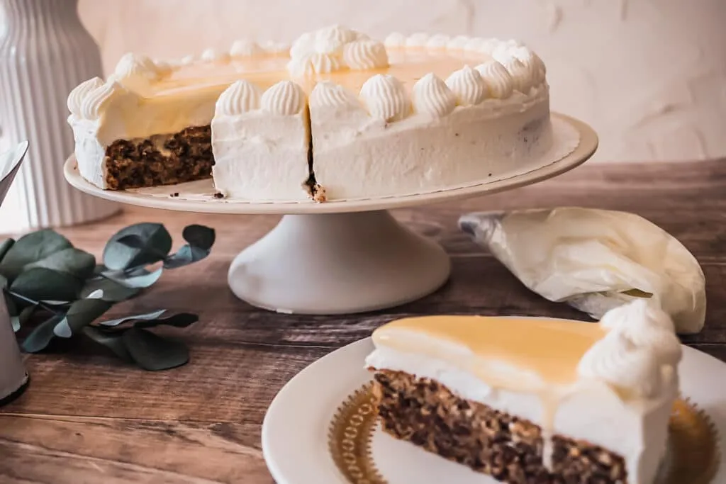 Einfach zuzubereitende Eierlikörtorte mit glatter Sahneschicht, perfekt für Anfänger