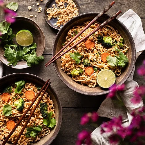 Einfache Erdnussnudeln in einer Pfanne mit Gemüse, ideal für schnelle vegane Gerichte