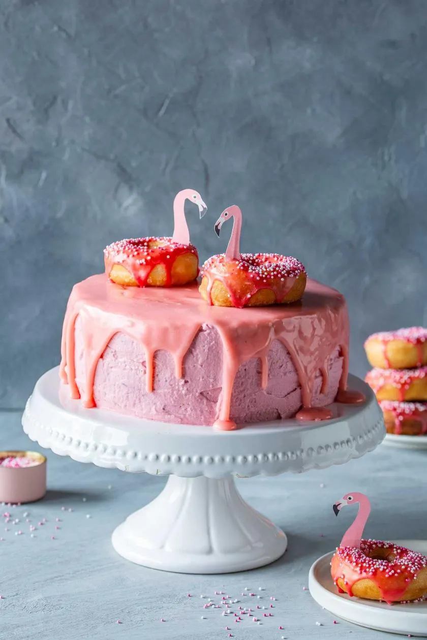 Einfache Flamingo-Torte mit Donut-Flamingos und Schablone für eine tropische Party