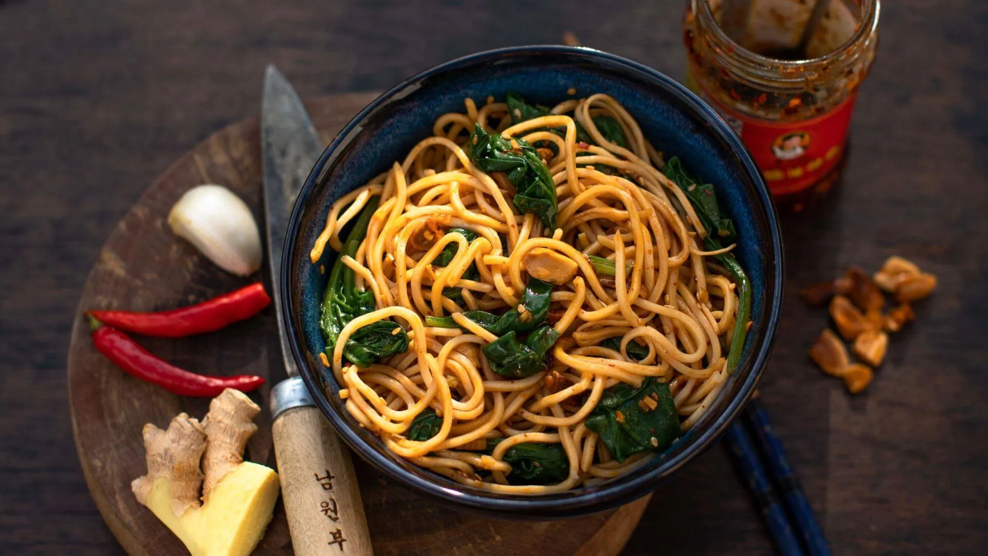 Einfache Lao-Gan-Ma-Nudeln mit Chiliöl und Frühlingszwiebeln, ein schnelles und aromatisches chinesisches Nudelgericht