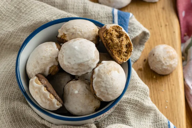 Einfache Pfeffernüsse mit Zuckerguss und Schokolade.