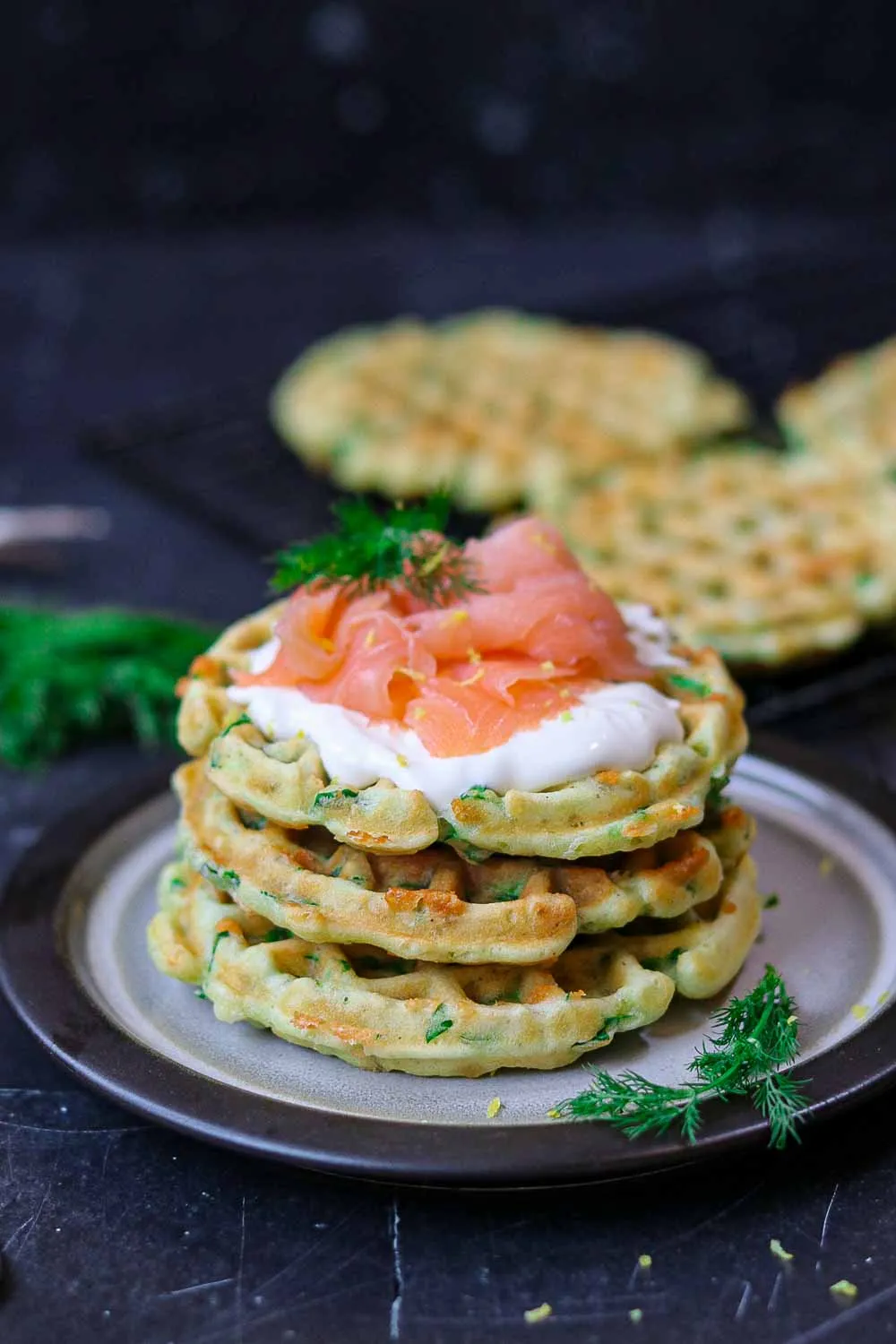 Einfache Spinatwaffeln zum Frühstück mit Lachs und Dill garniert