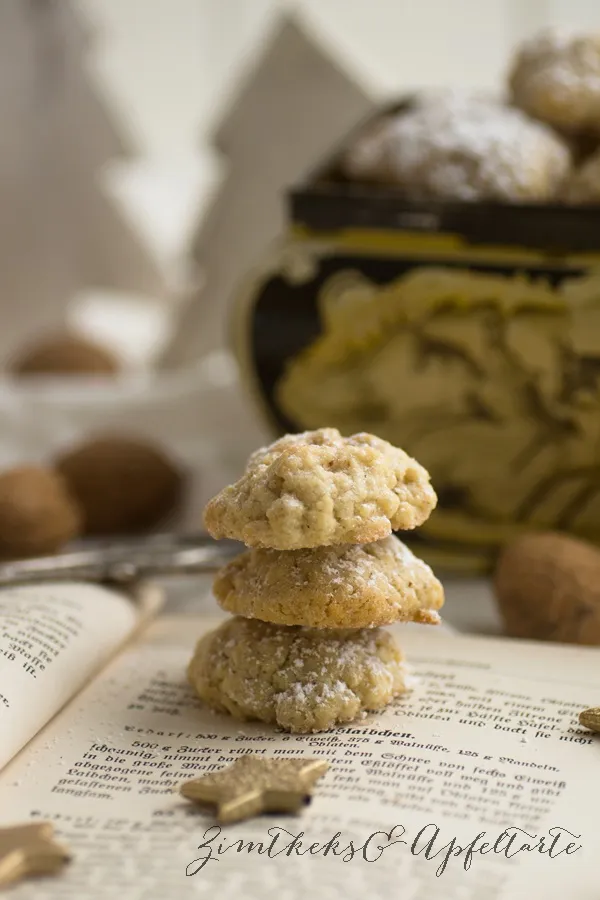 Einfache und aromatische Zimt-Walnuss-Cookies auf einem Backgitter